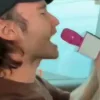 😜