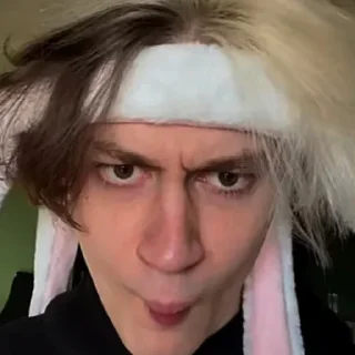 😠